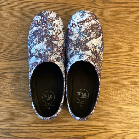 Woman’s Clog - Picture 4 of 4